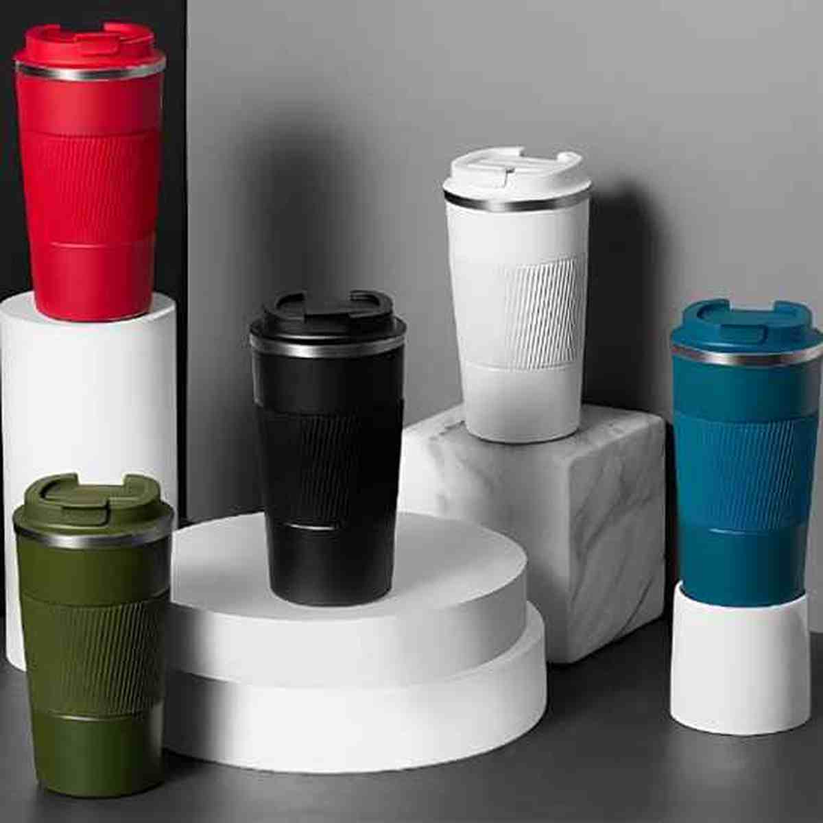 Gamme de gourdes isothermes ThermoFlex déclinée en plusieurs coloris : noir, bleu, vert, blanc et rouge