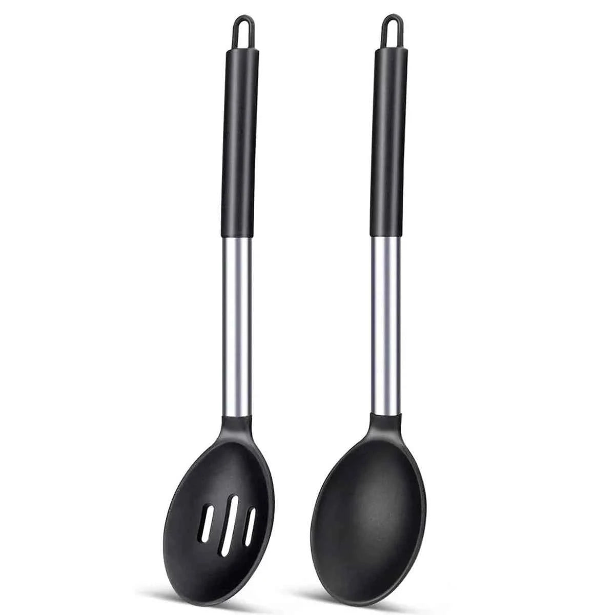 Duo d'ustensiles de cuisine noirs : une cuillère pleine et une cuillère à fentes (écumoire) avec manches en inox et anneaux de suspension