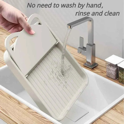 ettoyage facile à l'eau d'un support de couvercle en silicone gris, démontrant sa résistance à l'eau et sa simplicité d'entretien.