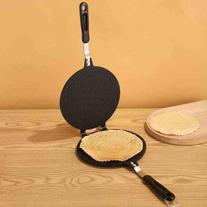 Gaufrette dorée à la perfection sur la plaque ouverte de la crêpière électrique HautPerformance.