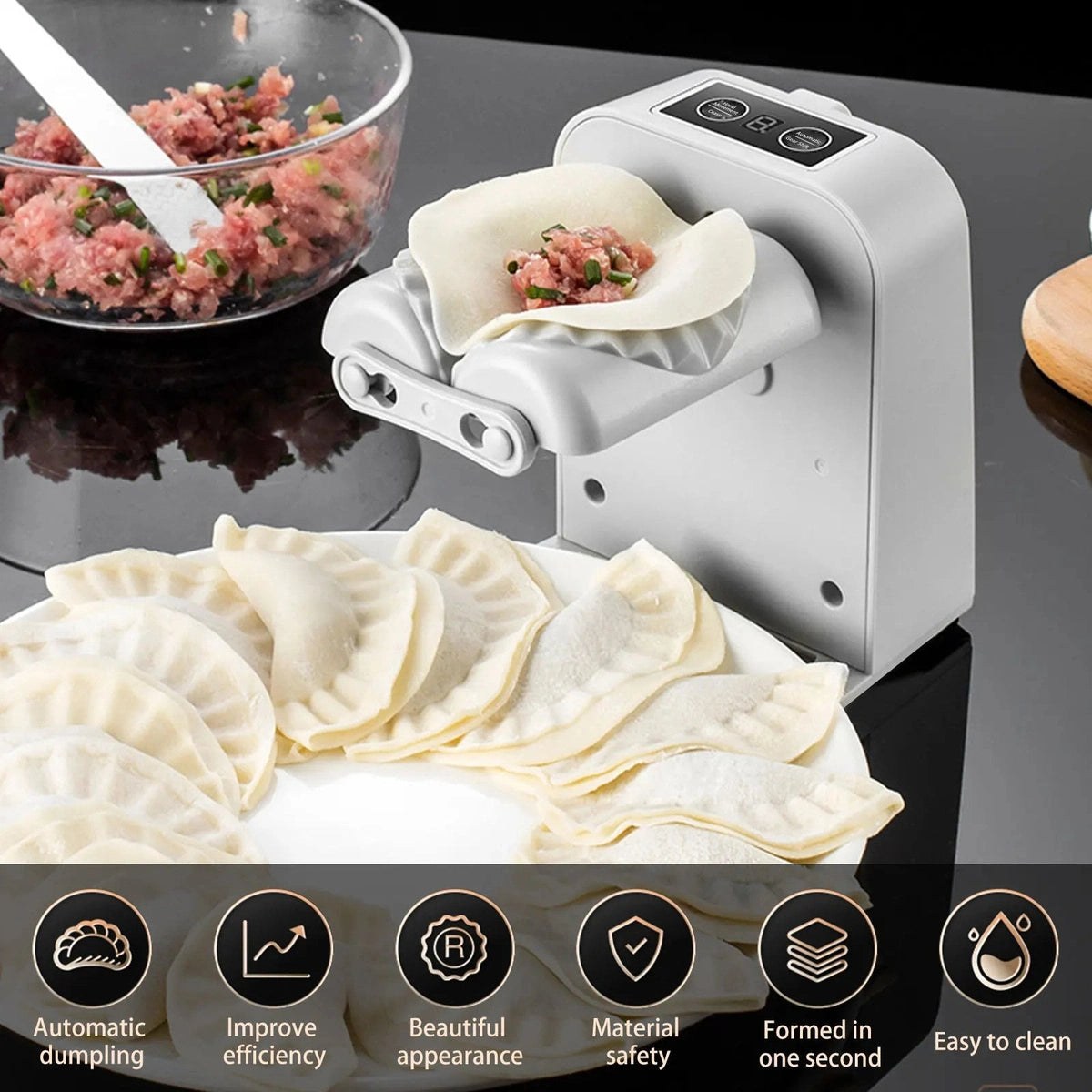 Gros plan d'un ravioli chinois en train d'être scellé par l'appareil automatique avec un plateau de gyozas finis à côté.