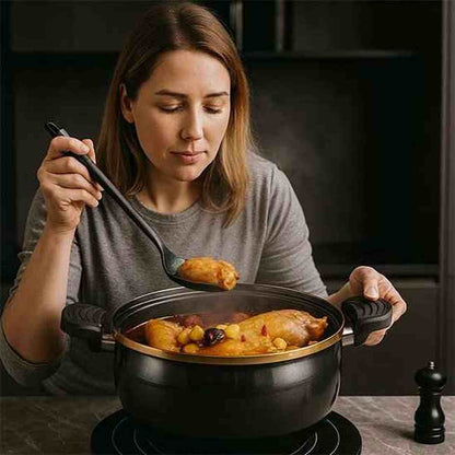 Une personne goûtant un plat mijoté à l'aide d'une louche dans l'autocuiseur noir et doré, illustrant la facilité d'utilisation en cuisine.