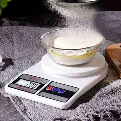 Farine tamisée dans un bol en verre sur la balance Precision Pro affichant 288g, illustrant la précision pour la pâtisserie.