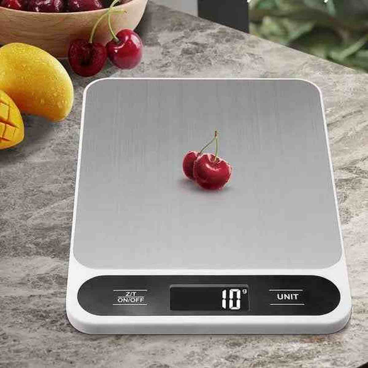 Balance de cuisine électronique Precision Elegance en acier inoxydable pesant deux cerises, affichage numérique de 10g.
