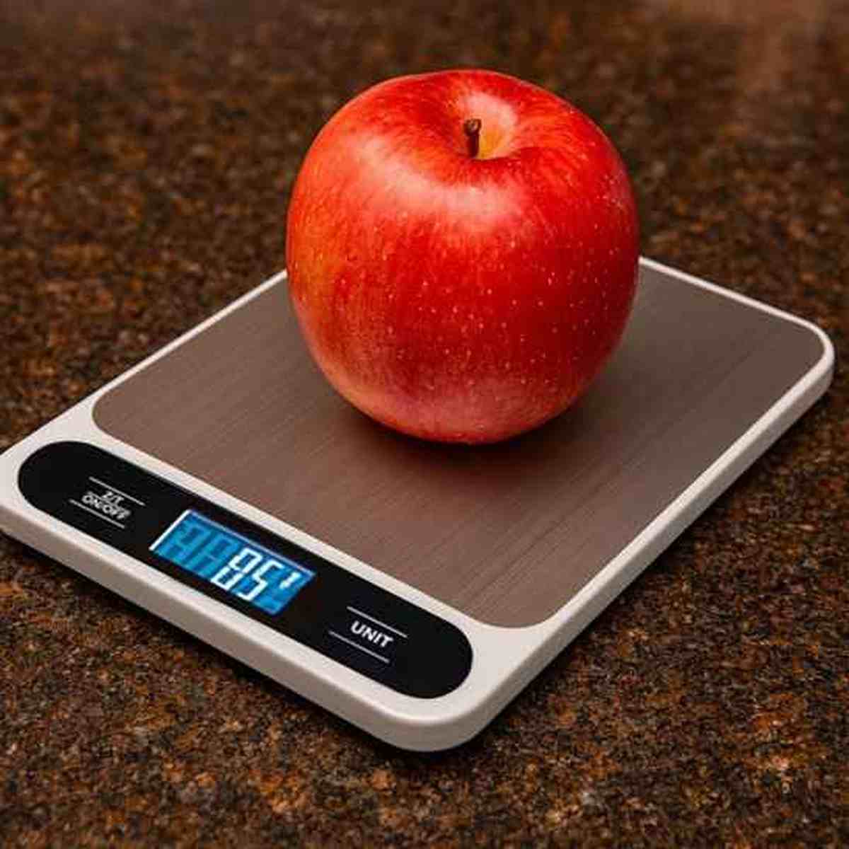 Pomme rouge posée sur le plateau en acier inoxydable d'une balance de cuisine Precision Elegance, indiquant un poids de 185g.
