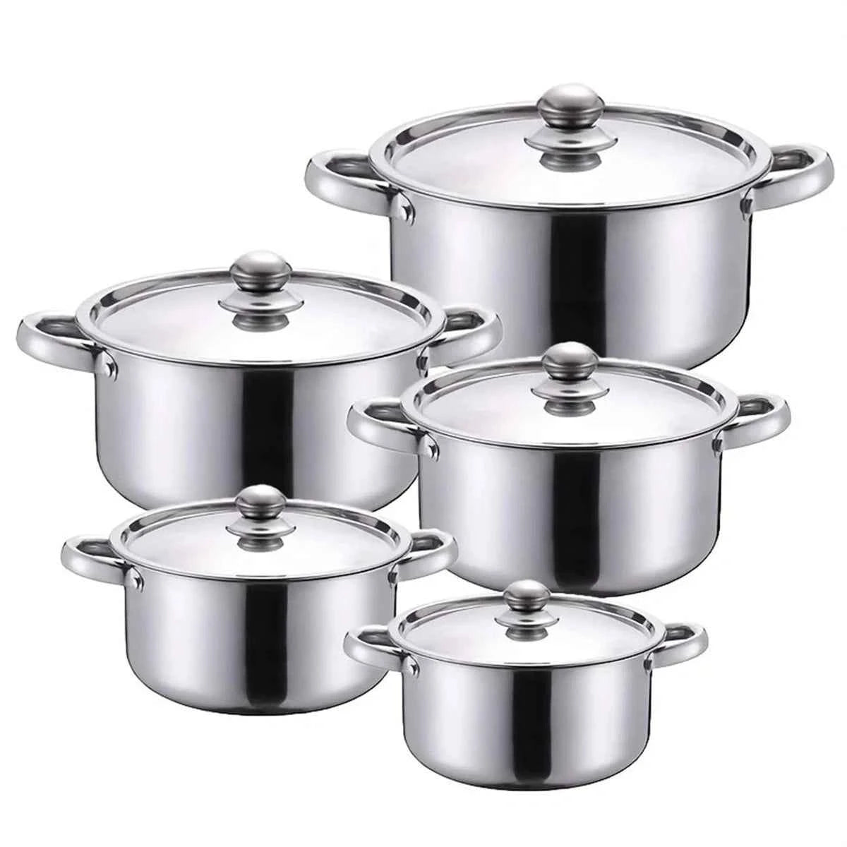 Ensemble complet de 5 marmites en acier inoxydable de différentes tailles avec couvercles en verre assortis sur fond blanc