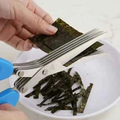 Utilisation des ciseaux de cuisine à 5 lames pour hacher finement des herbes et des feuilles d'algues séchées au-dessus d'un bol.