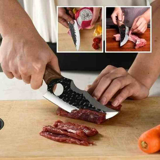 Couteau de chef professionnel Ultra-Cut tranchant une pièce de viande sur une planche en bois.