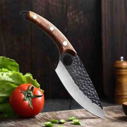 Couteau professionnel Ultra-Cut avec lame martelée et manche en bois courbé, présenté avec des légumes frais sur un plan de travail.
