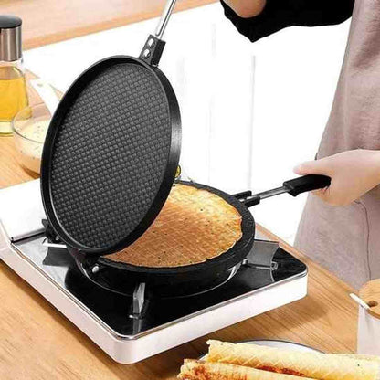 Vue de la plaque supérieure de la crêpière HautPerformance ouverte, révélant une gaufrette dorée et une surface texturée antiadhésive.