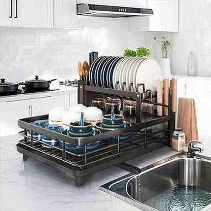 Vue d'ensemble de l'égouttoir à vaisselle Compact Kitchen noir grande capacité avec assiettes et bols rangés sur deux niveaux.