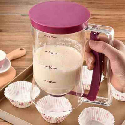 Entonnoir à piston de cuisine ergonomique rempli de pâte, avec couvercle bordeaux et graduations de mesure pour un dosage précis.