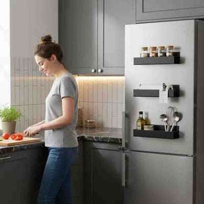 Trois étagères à épices noires OrganizeCuisine fixées magnétiquement sur le côté d'un réfrigérateur dans une cuisine lumineuse.