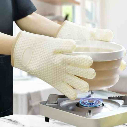Paire de gants de cuisine ThermoProtect beiges en silicone et textile, offrant une protection thermique optimale pour le four.