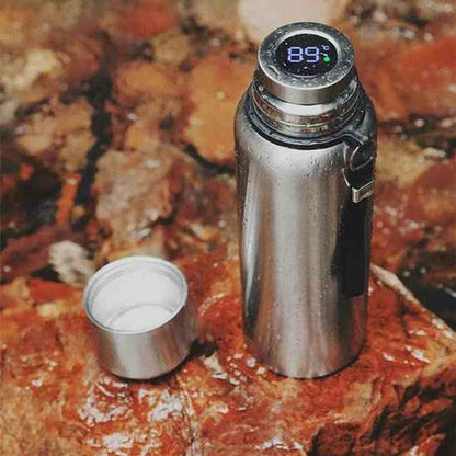 Gourde isotherme premium en acier inoxydable avec bouchon intelligent affichant la température de la boisson à 89 degrés.