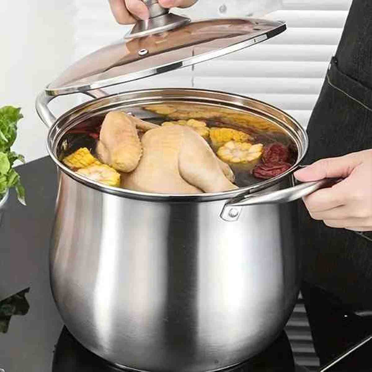 Poulet entier et maïs mijotant dans la marmite professionnelle en acier inoxydable, démontrant sa grande profondeur.