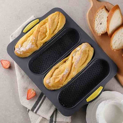 Baguettes maison dorées dans le moule à pain PâtissiPro en silicone perforé, illustrant une cuisson uniforme et une croûte parfaite.