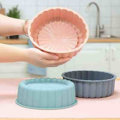 Ensemble de moules à gâteaux ronds en silicone FlexiPâtissier aux bords cannelés, disponibles en rose, bleu et gris pour des créations élégantes.