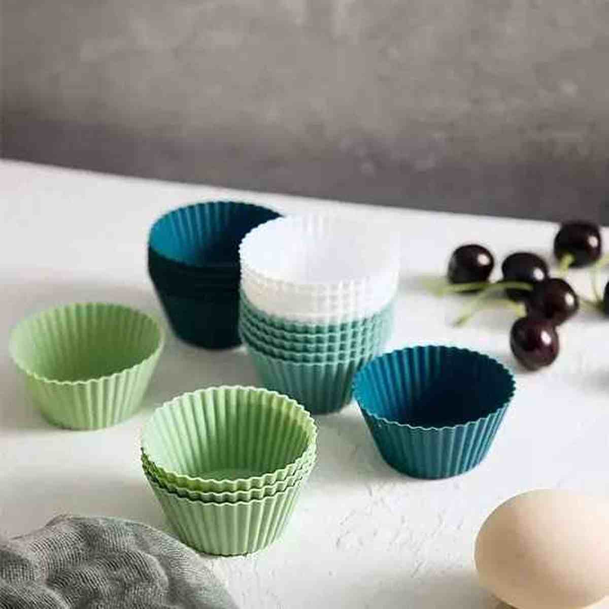 Caissettes à muffins individuelles PâtissiPro en silicone multicolore, idéales pour une cuisson homogène et un démoulage facile sans graissage.