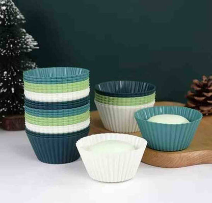 Caissettes à muffins en silicone multicolores PâtissiPro présentées dans un décor de fête, idéales pour des cupcakes de Noël réussis et sans accrochage.