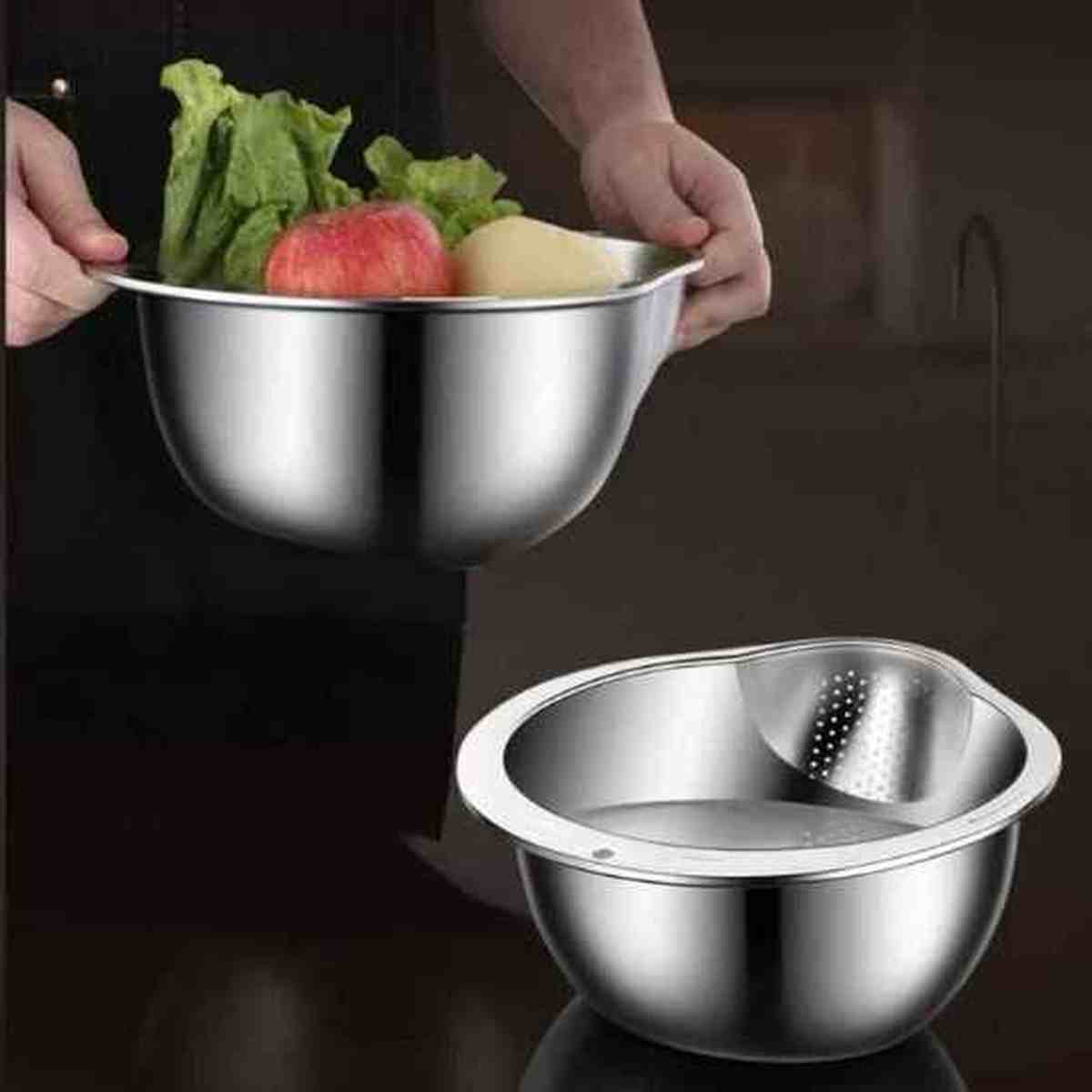 Mains tenant une passoire en acier inoxydable remplie de salade, pommes et pommes de terre, montrant son design ergonomique.