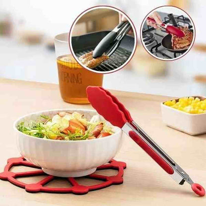 Pince de cuisine en acier inoxydable robuste avec embouts en silicone rouge résistant à la chaleur, vue de face ouverte.