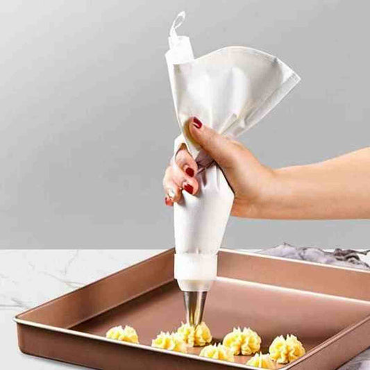 Utilisation de la poche à douille professionnelle Pâtissier Pro en silicone blanc pour une décoration précise de gâteaux et cupcakes.