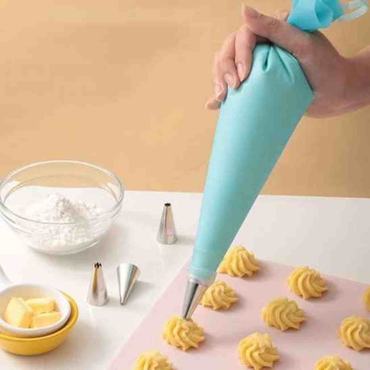 Kit de poche à douille professionnelle en silicone bleu avec 6 douilles en acier inoxydable pour décoration de gâteaux et pâtisseries.
