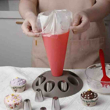 Mise en place d'une poche à douille sur son support de remplissage PâtissiPro, montrant la facilité de préparation pour la décoration de cupcakes et gâteaux.