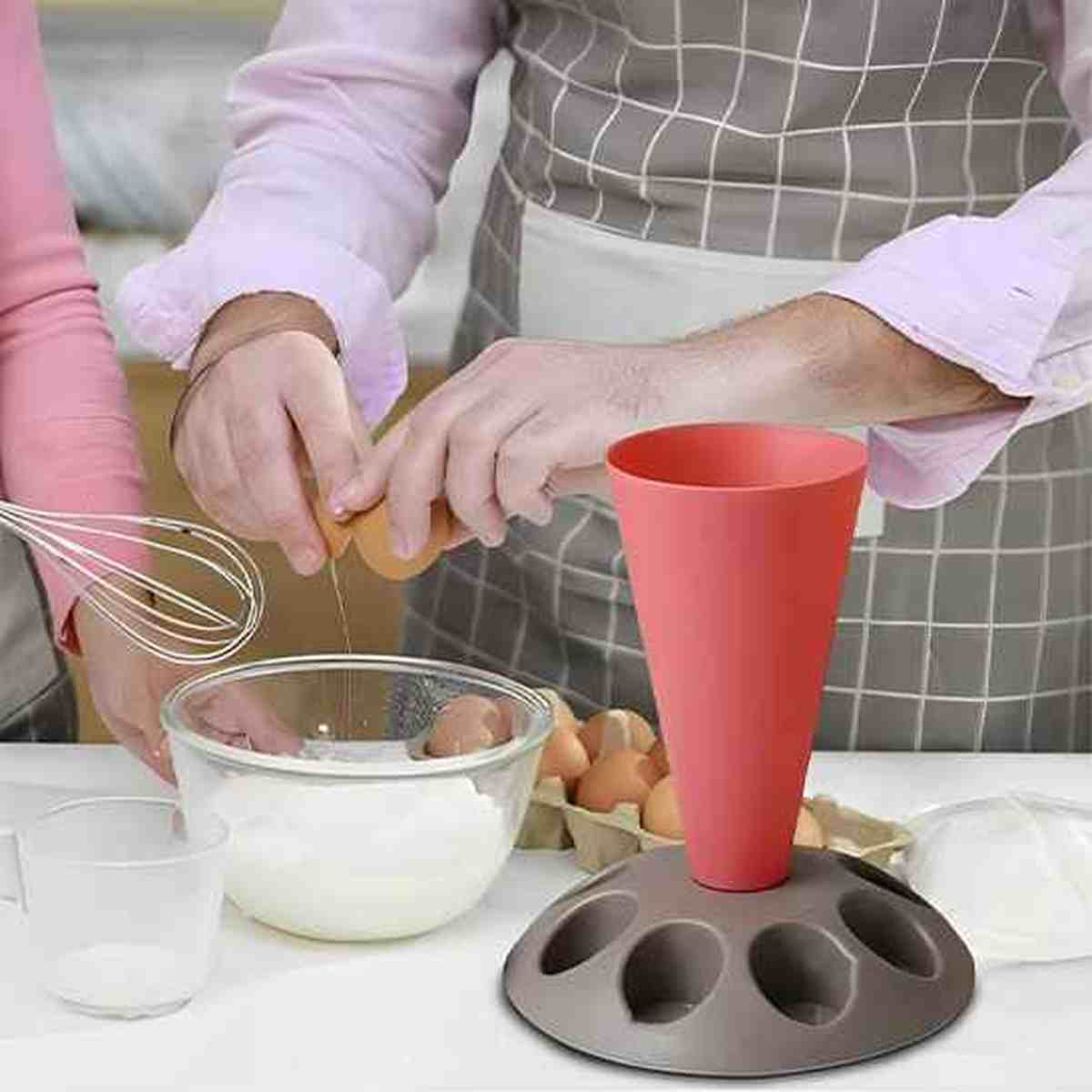 Préparation de pâtisserie avec le kit poche à douille professionnelle PâtissiPro, montrant le support de maintien et la poche en silicone rouge.