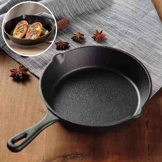 Poêle en fonte DuraCook avec un insert montrant des blancs de poulet grillés, posée sur un plan de travail en bois rustique
