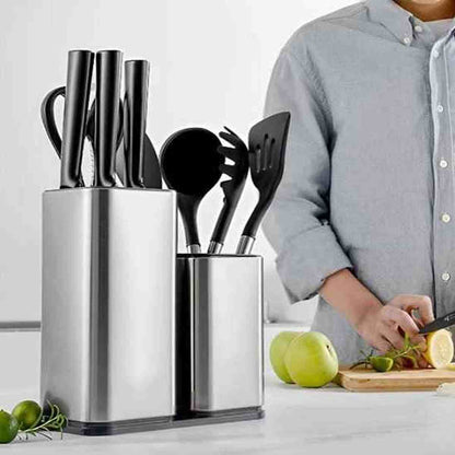 Porte-couteaux élégant en acier inoxydable sur un plan de travail de cuisine, avec rangement pour ustensiles et design moderne.