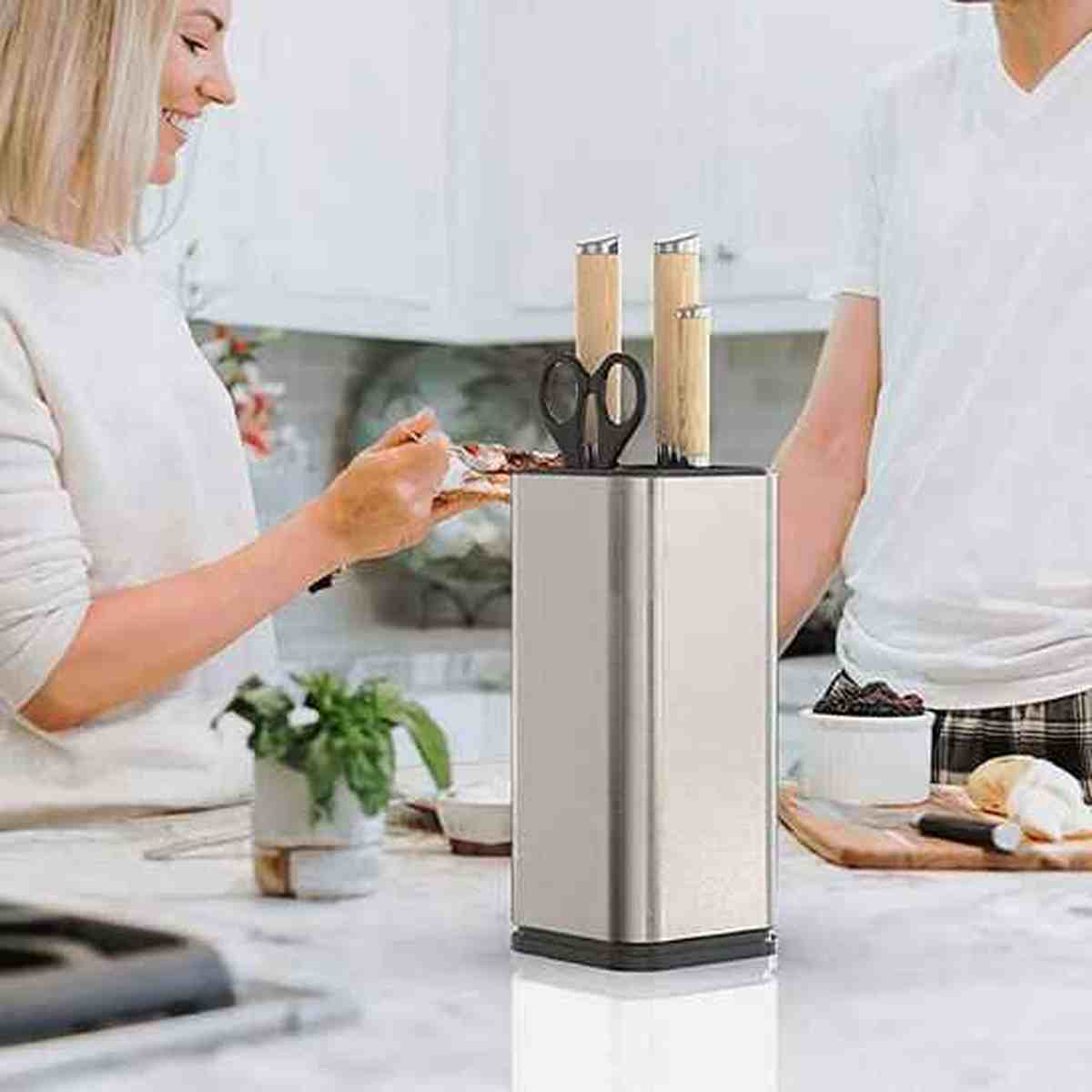 Porte-couteaux compact en acier inoxydable sur un comptoir de cuisine pendant la préparation d'un repas, montrant un gain de place optimal.