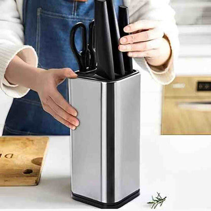 Utilisation du porte-couteaux en acier inoxydable pour ranger des couteaux de chef et des ciseaux de cuisine de façon organisée.