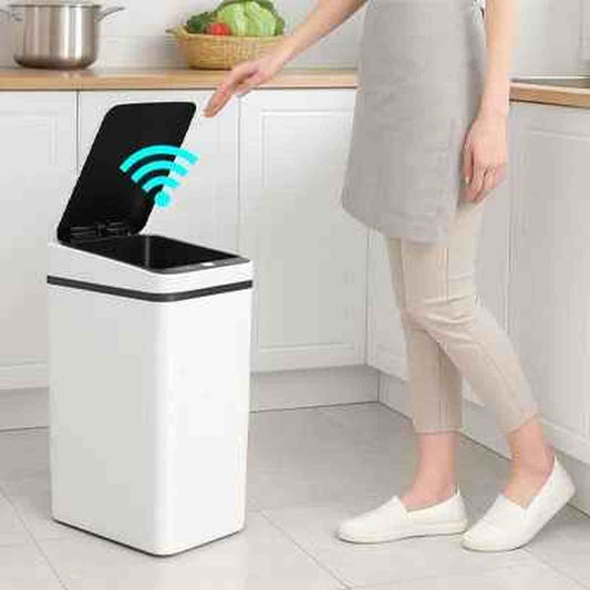 Ouverture automatique du couvercle d'une poubelle de cuisine en inox de 50L grâce au capteur infrarouge sans contact.