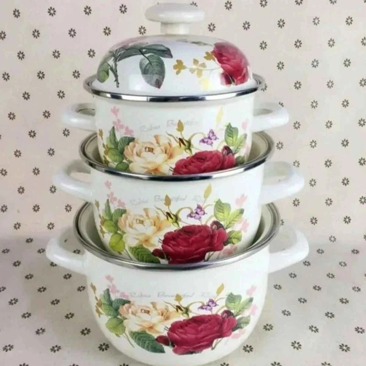 Trois casseroles en céramique émaillée de tailles différentes empilées les unes sur les autres pour un rangement optimisé, style floral vintage